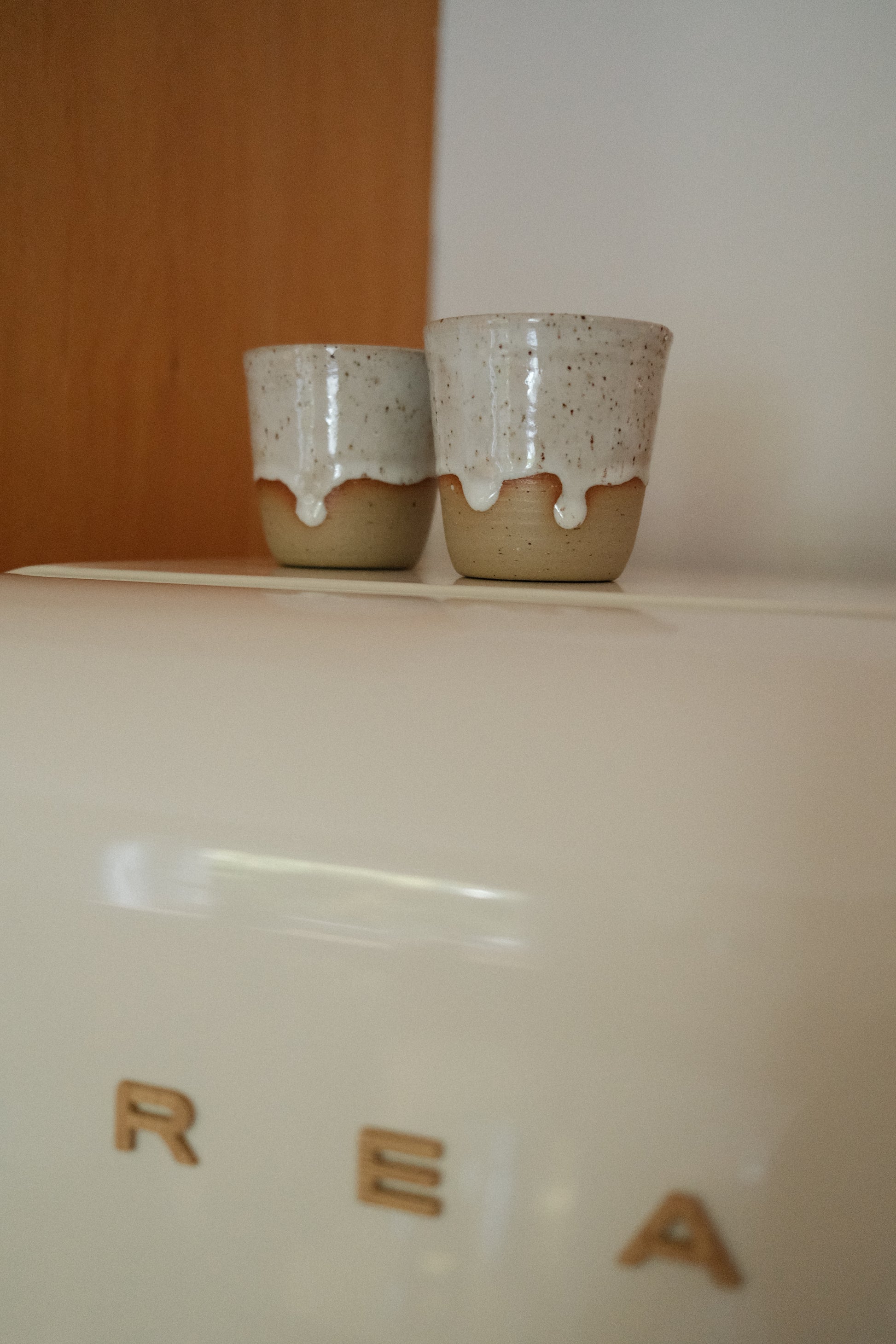 Nahaufnahme der Glasur der Cappuccino Tasse Stracciatella 37C – individuelles Unikat aus Steinzeug.