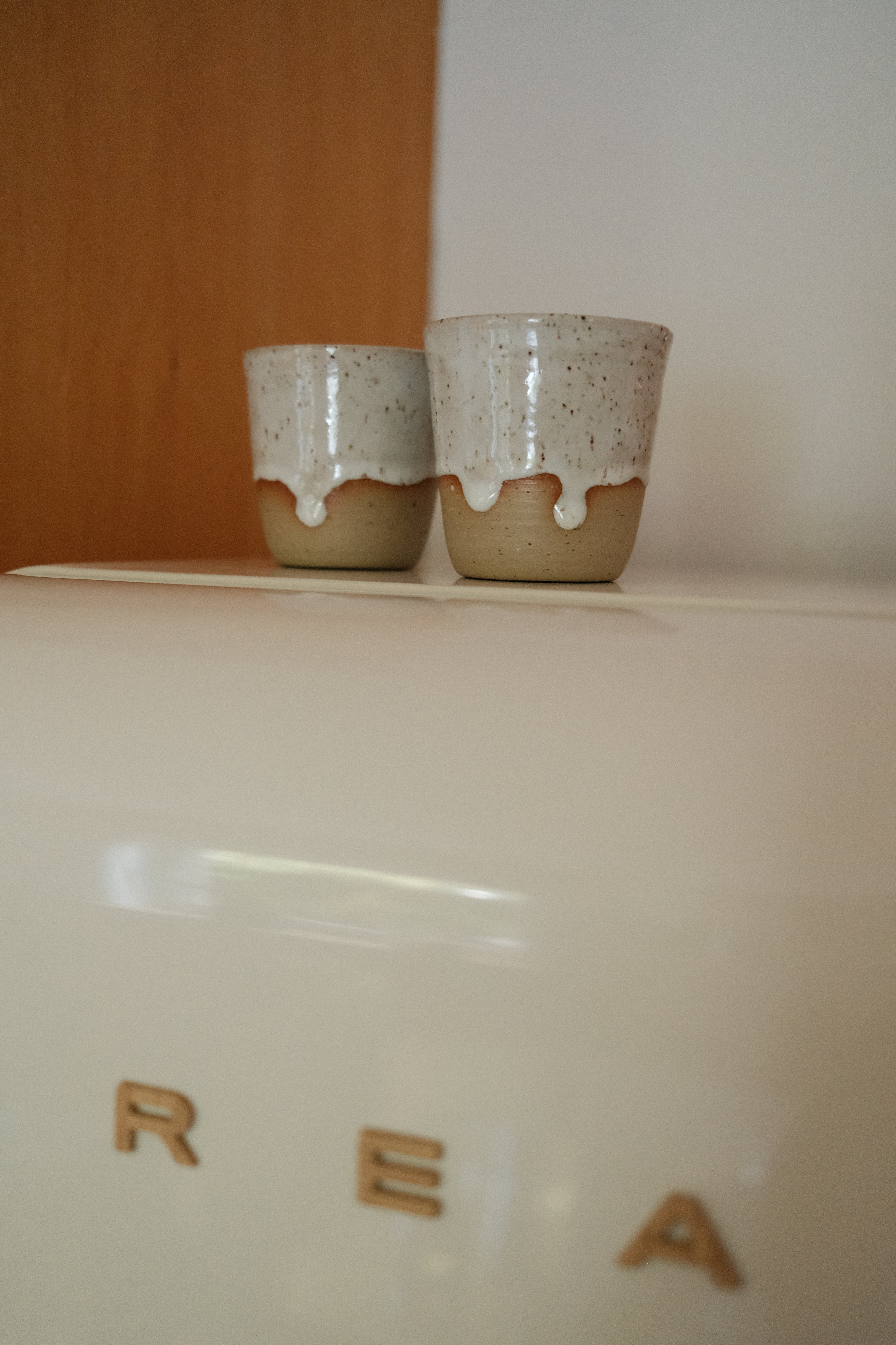 Nahaufnahme der Glasur der Cappuccino Tasse Stracciatella 37C – individuelles Unikat aus Steinzeug.