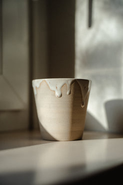 Nahaufnahme der Glasur der Cappuccino Tasse Stracciatella 37C – individuelles Unikat aus Steinzeug.