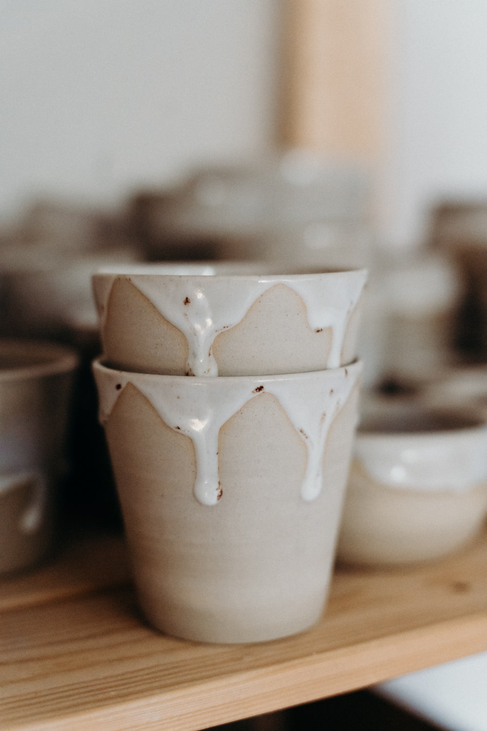 Nahaufnahme der Glasur der Cappuccino Tasse Stracciatella 37C – individuelles Unikat aus Steinzeug.