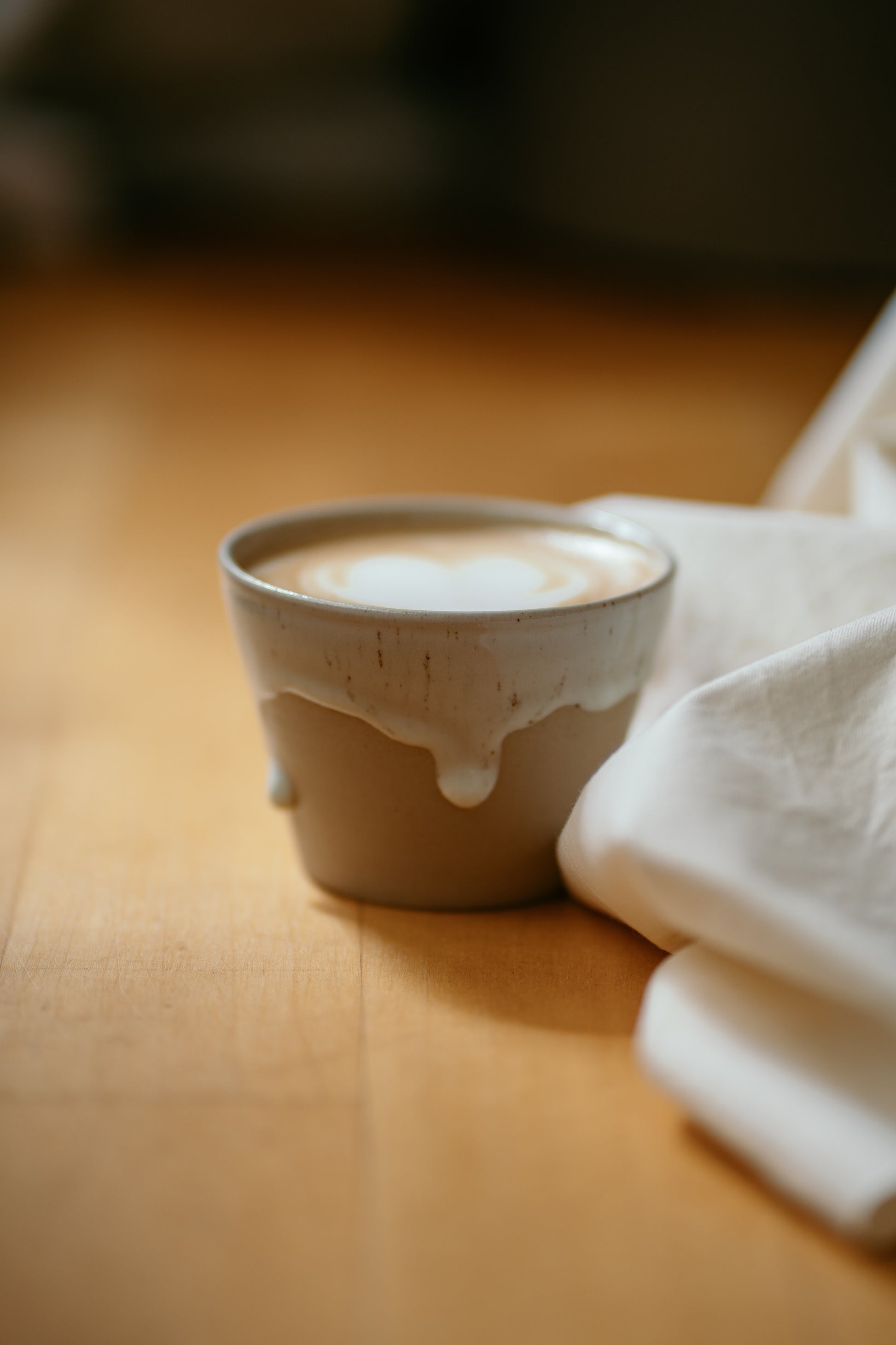 Keramiktasse Stracciatella 37C mit einzigartiger Glasur – perfekt für Cappuccino oder Affogato.