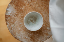 Detailaufnahme der Stracciatella Tasse – handgefertigte Keramik mit marmorierter Glasur im Eis-Look.