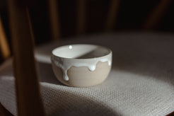 Handgefertigte Matcha & Cappuccino Tasse „MILKi“ aus Steinzeug mit fließender Glasur.