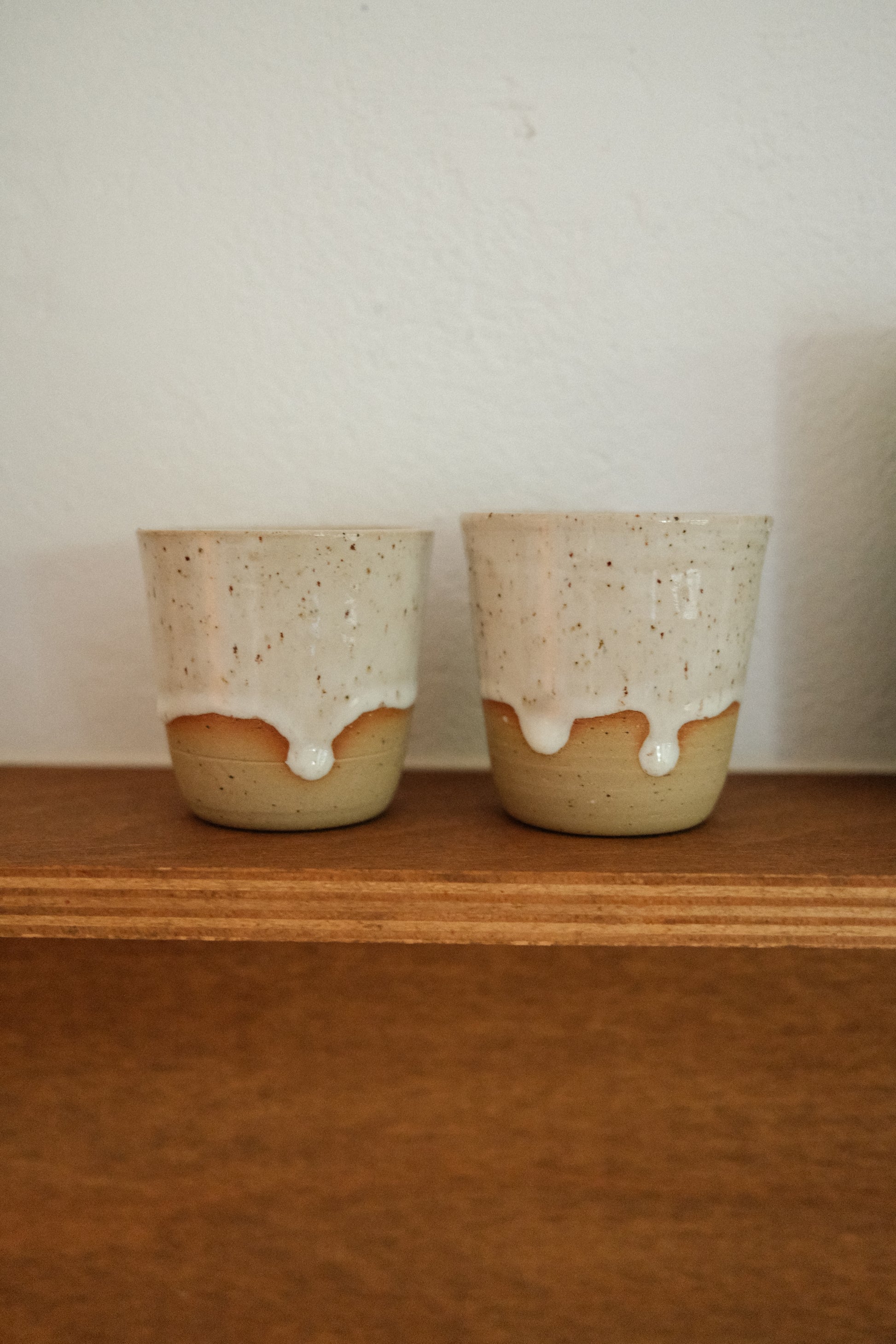 Nahaufnahme der Glasur der Cappuccino Tasse Stracciatella 37C – individuelles Unikat aus Steinzeug.