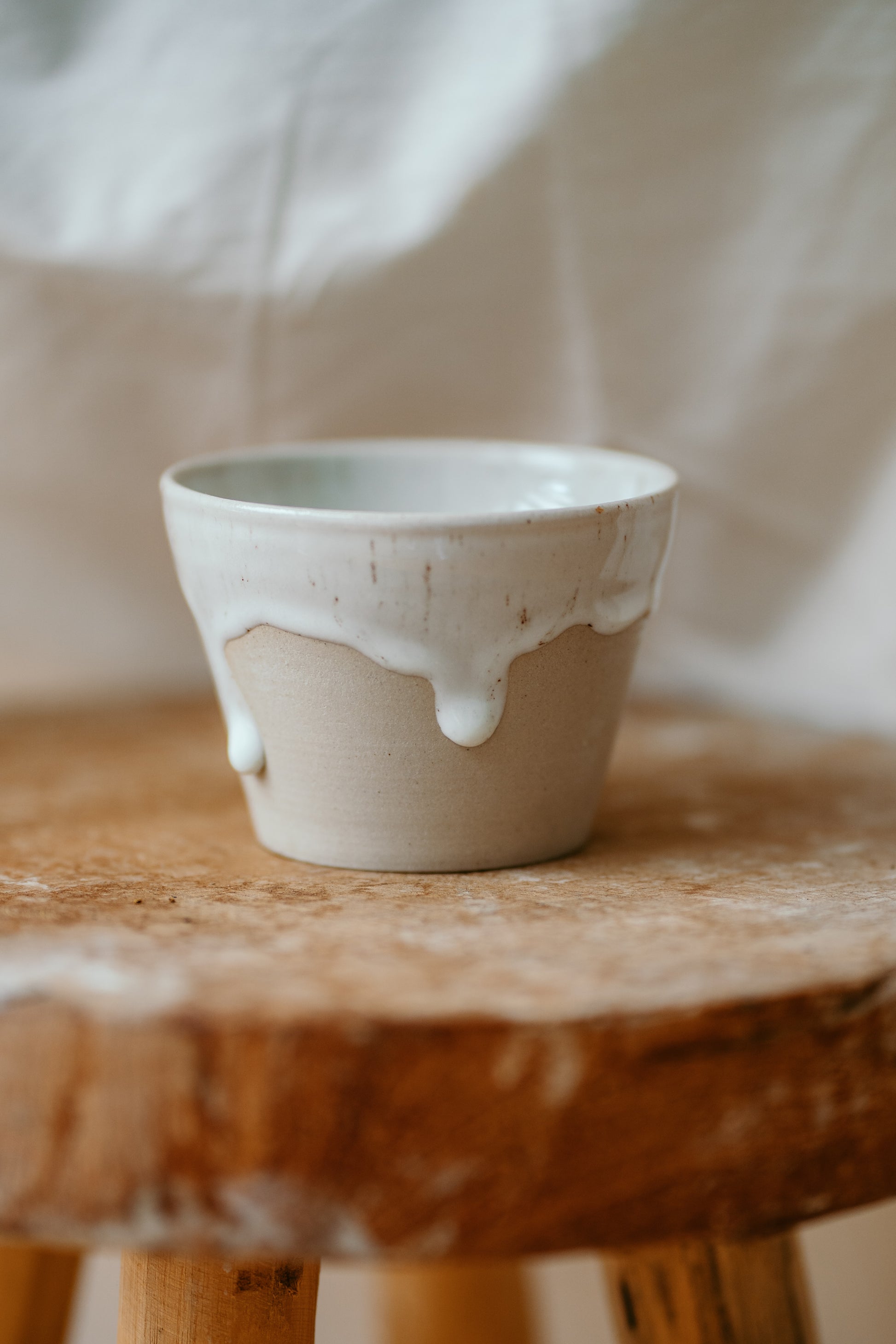 Cappuccino Tasse aus Steinzeug in Stracciatella-Optik – handmade in Bremen.