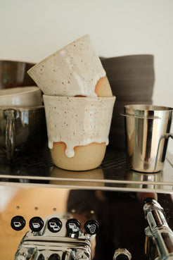 Set aus Stracciatella 37C Tassen – minimalistische Keramik.