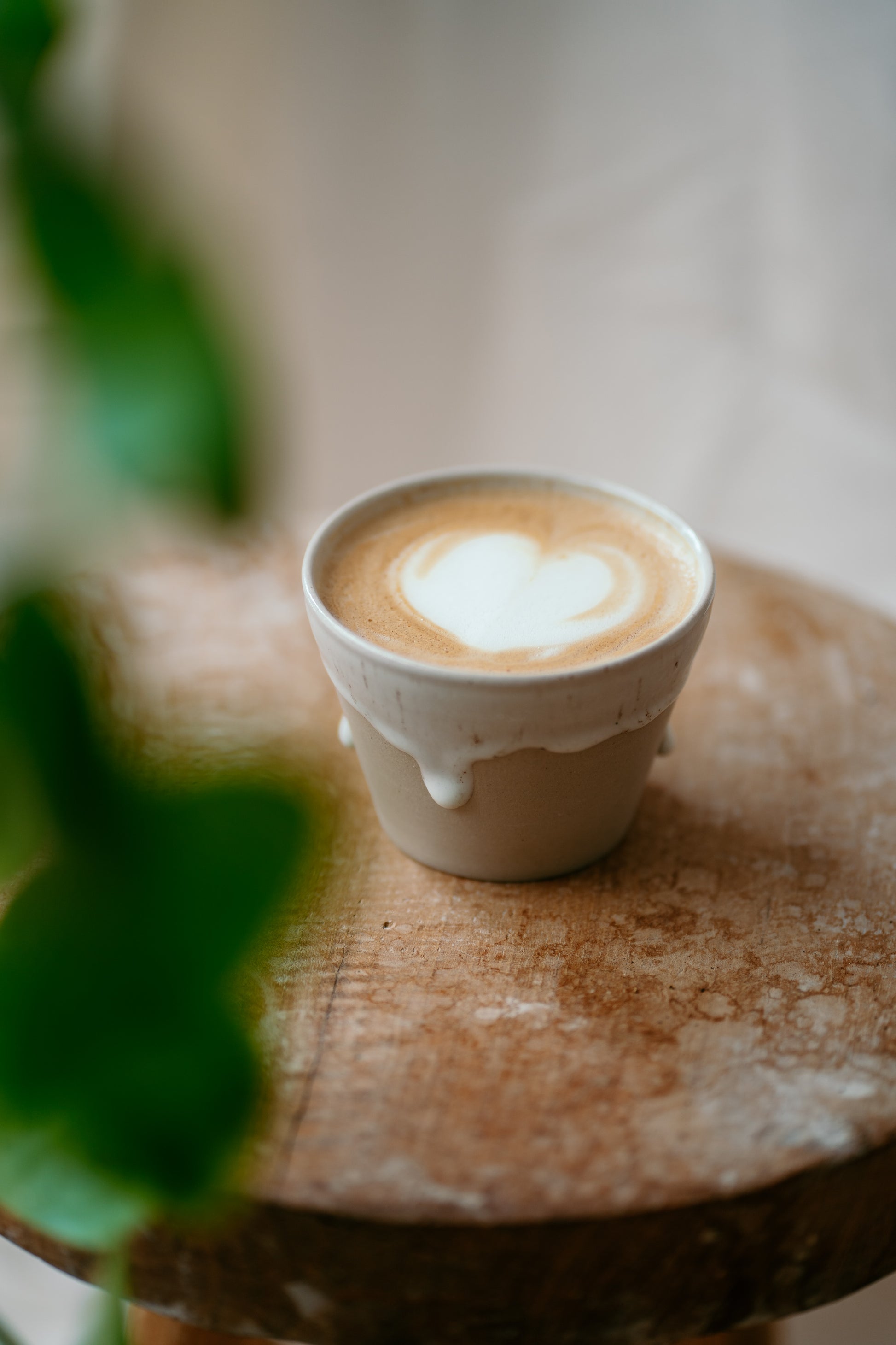 Affogato in der handgefertigten Stracciatella 37C Tasse serviert – modernes Keramikdesign.