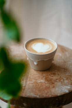 Affogato in der handgefertigten Stracciatella 37C Tasse serviert – modernes Keramikdesign.