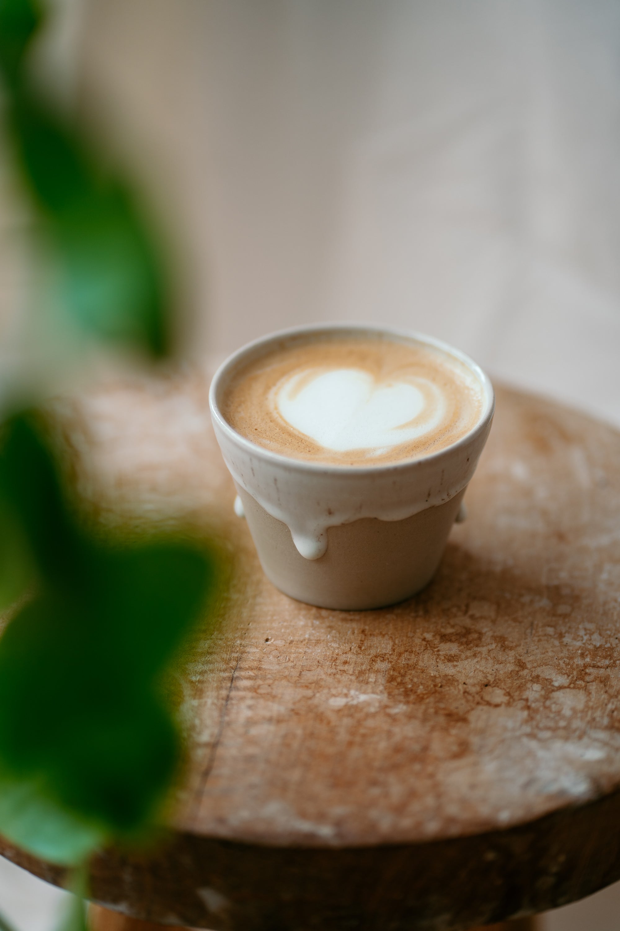 Affogato in der handgefertigten Stracciatella 37C Tasse serviert – modernes Keramikdesign.