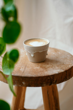 Handgemachte Cappuccino Tasse „Stracciatella 37C“ aus Steinzeug mit cremefarbener Glasur und dunklen Sprenkeln.